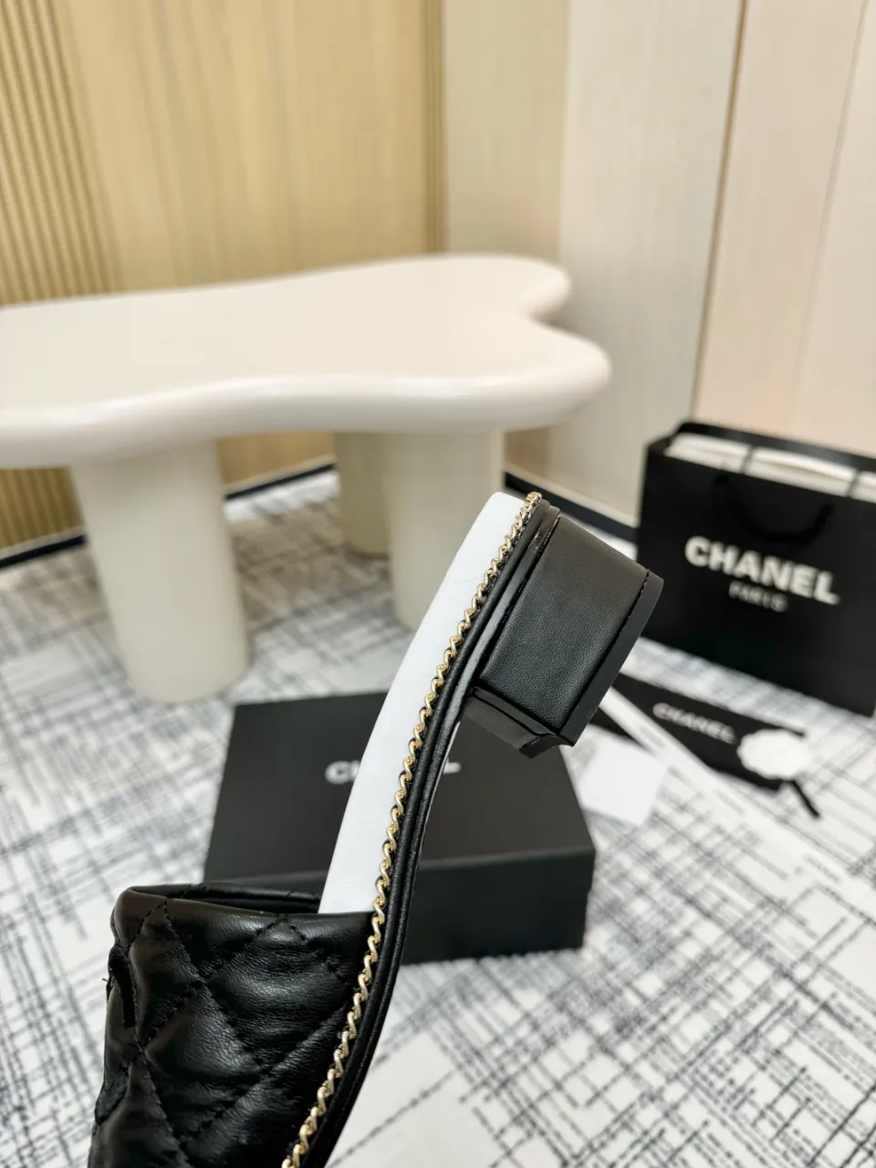 👟👟Ex-factory price 480👟👟 Top version Chanel Chanel - 2025 spring model, counter top double C sandals, this classic design; the extraordinary double C incorporates a variety of color elements... The diversified mix and match is very beautiful and versatile, very light on the foot, comfortable, super delicate and elegant, and can be used outdoors... ꫛꫀꪝ Go➫ Material: ❶Upper made of: Original imported sheepskin ❷Inner lining: Original sheepskin lining ❸Outsole based on: Original Italian genuine leather outsole Counter boutique packaging complete set for women 35–40 (customized for 41) 3 colors available (black, white, pink)
